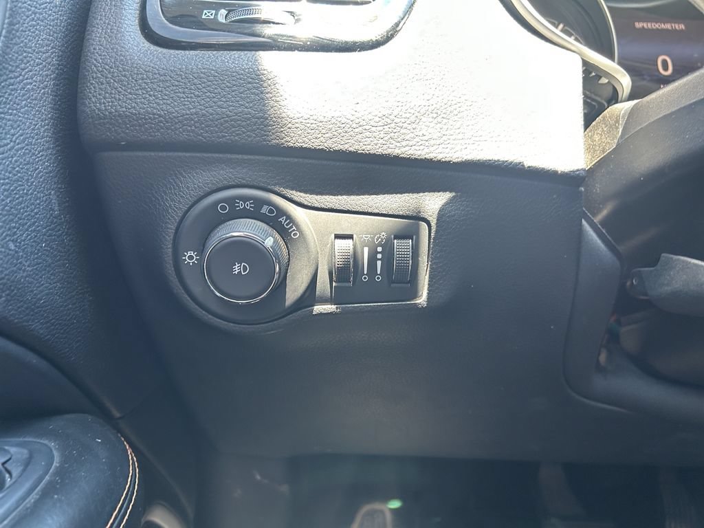 Used 2017 Jeep Compass Limited w/ Navigation Group AWD/4WD image 30