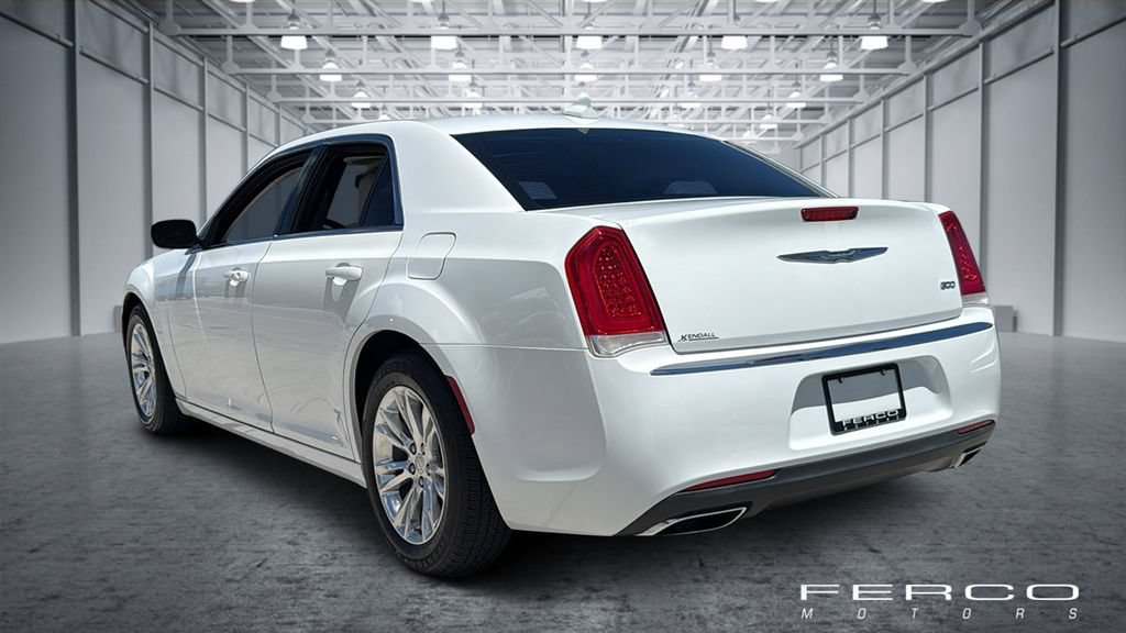 Used 2018 Chrysler 300 Touring L RWD image 3