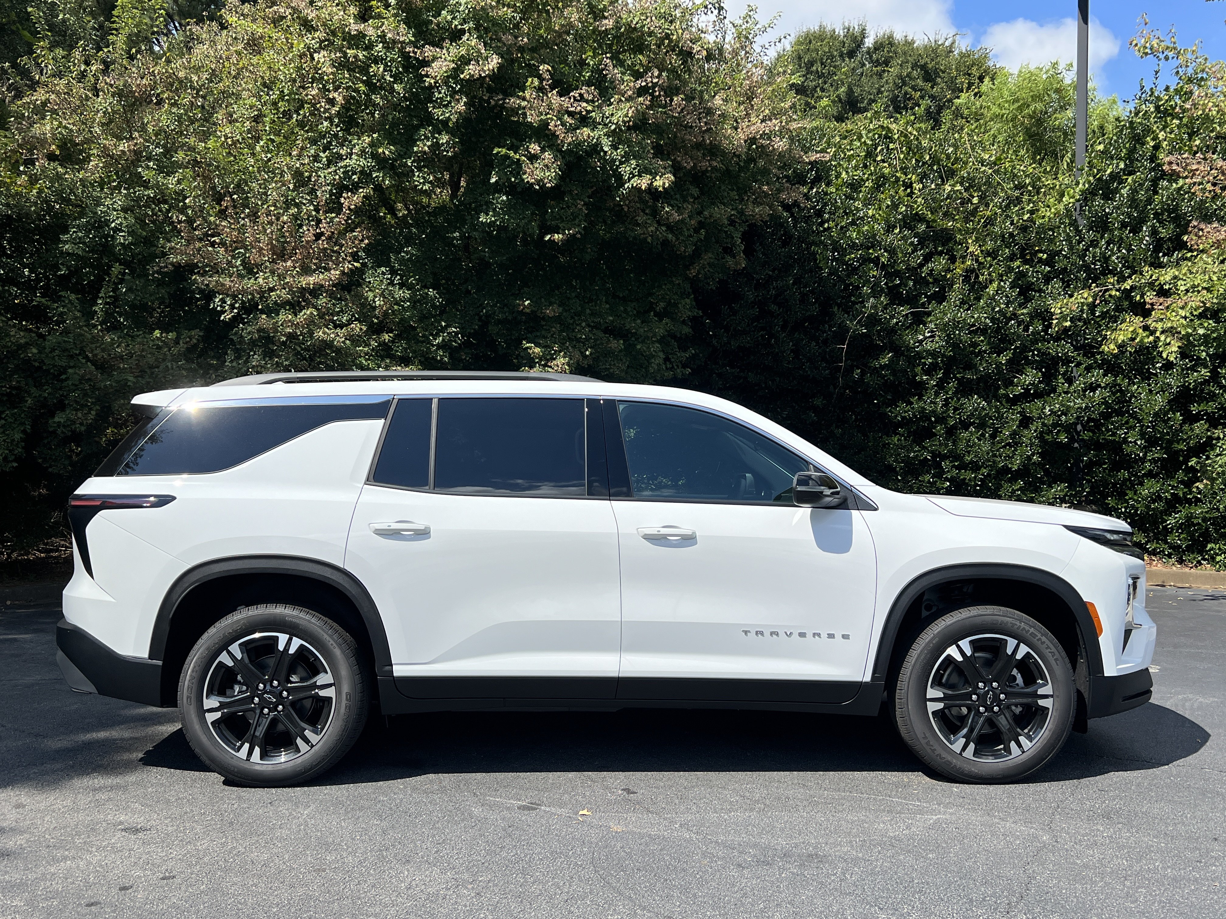 New 2027 Chevrolet Traverse LT w/ Sun and Wheel Package FWD image 10