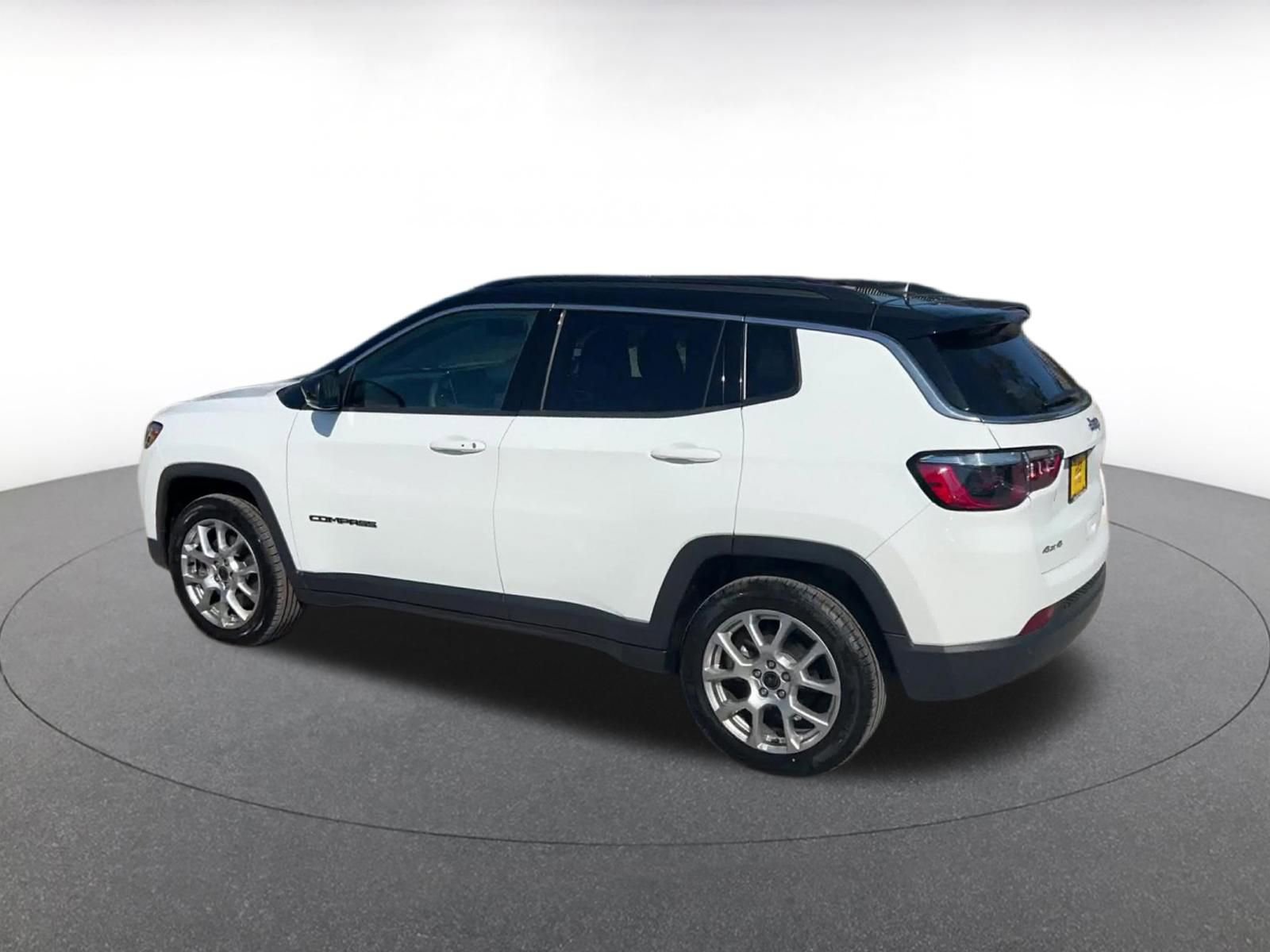 Used 2025 Jeep Compass Limited AWD/4WD image 10
