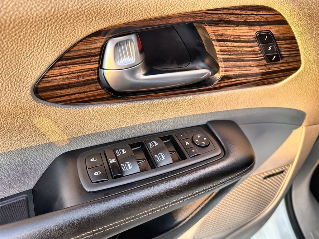 Used 2023 Chrysler Pacifica Limited w/ Uconnect Theater Family Group image 15