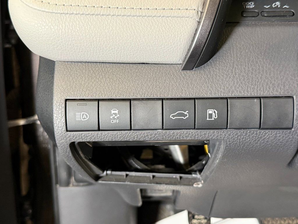 Used 2018 Toyota Camry LE FWD image 17