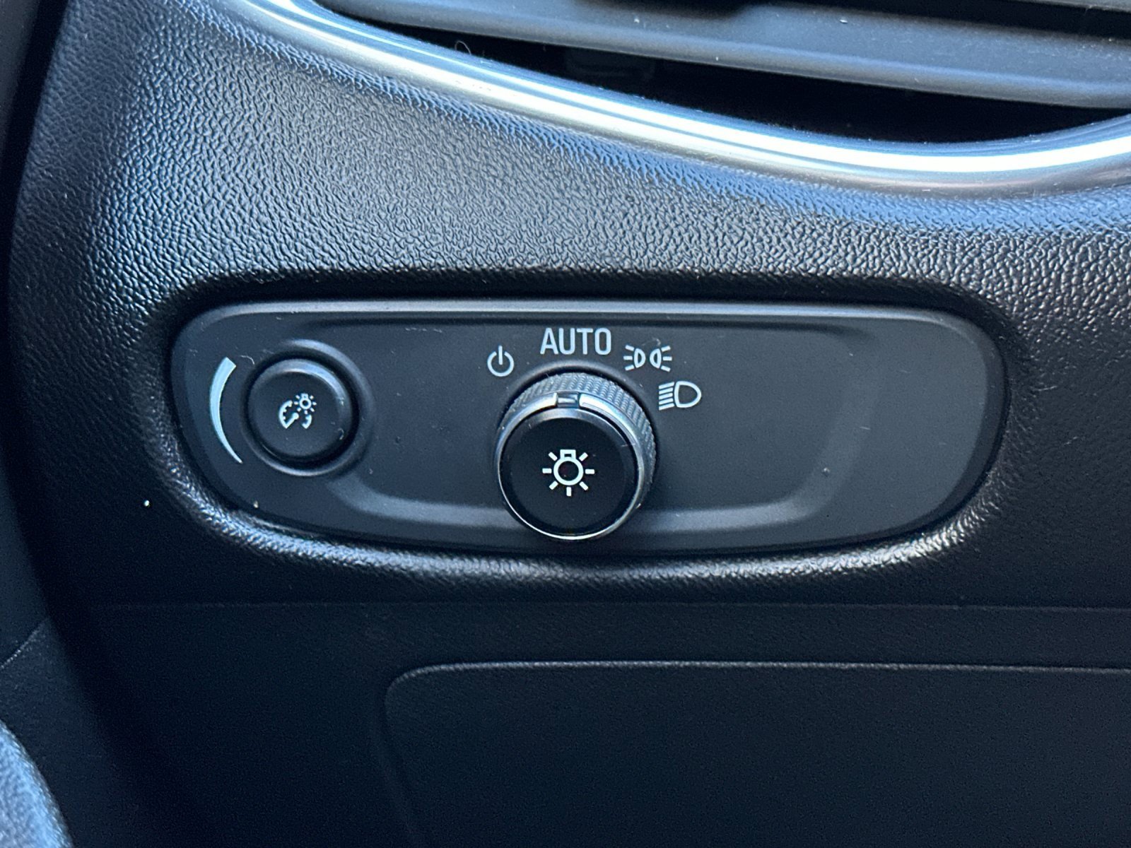 Used 2020 Chevrolet Malibu LT image 30