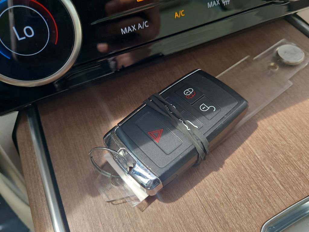 Used 2023 Land Rover Range Rover Long Wheelbase SE image 29