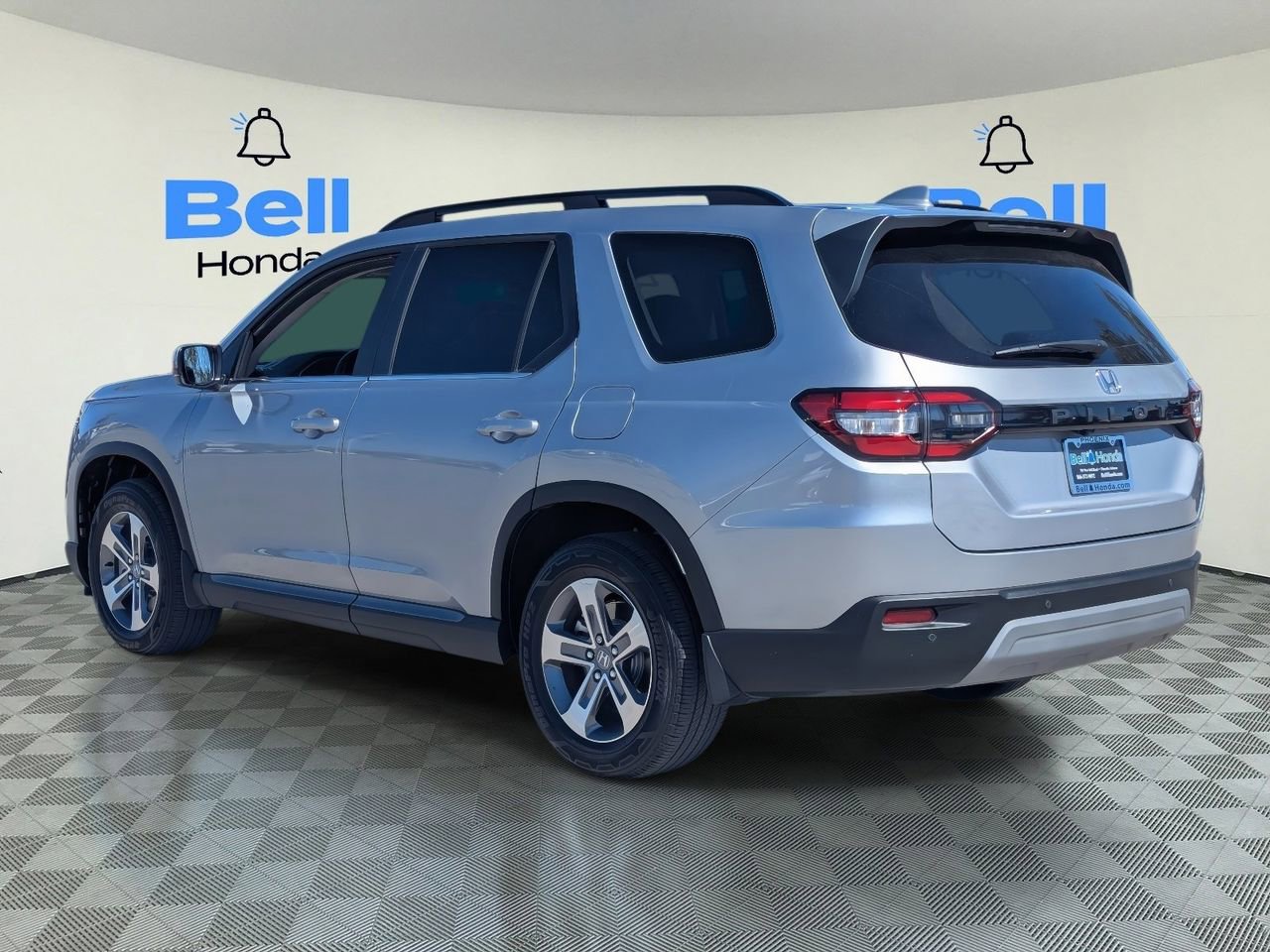 Used 2025 Honda Pilot EX-L image 3