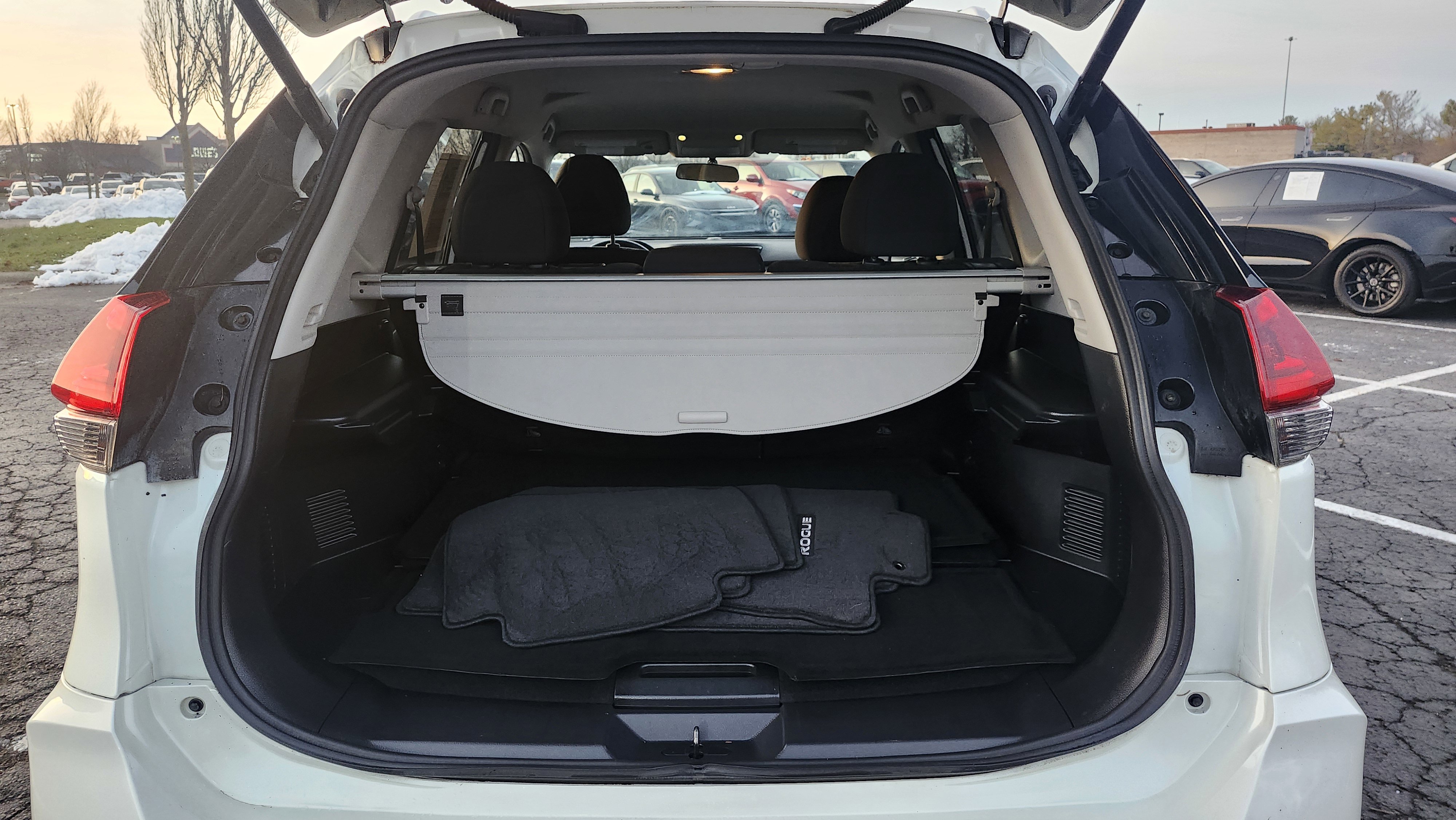 Used 2018 Nissan Rogue SV image 22