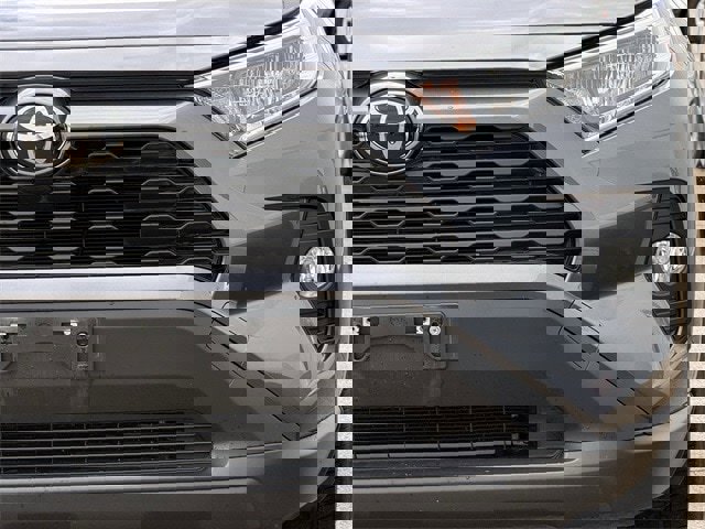 Used 2021 Toyota RAV4 XLE Premium image 9