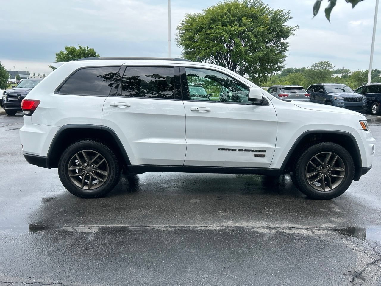 Used 2016 Jeep Grand Cherokee Laredo 75th Anniversary AWD/4WD image 3