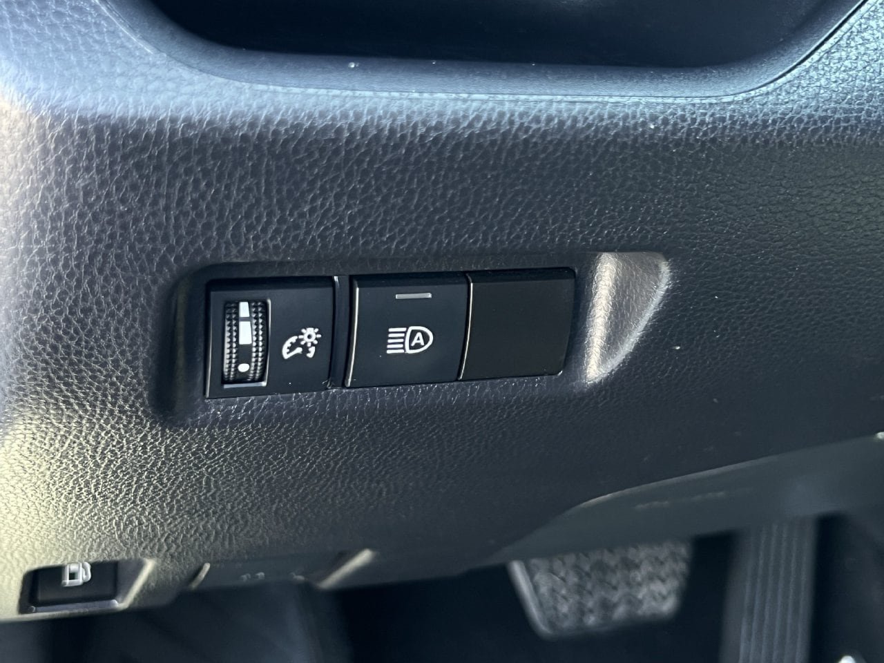 Used 2025 Toyota RAV4 XLE AWD/4WD image 21