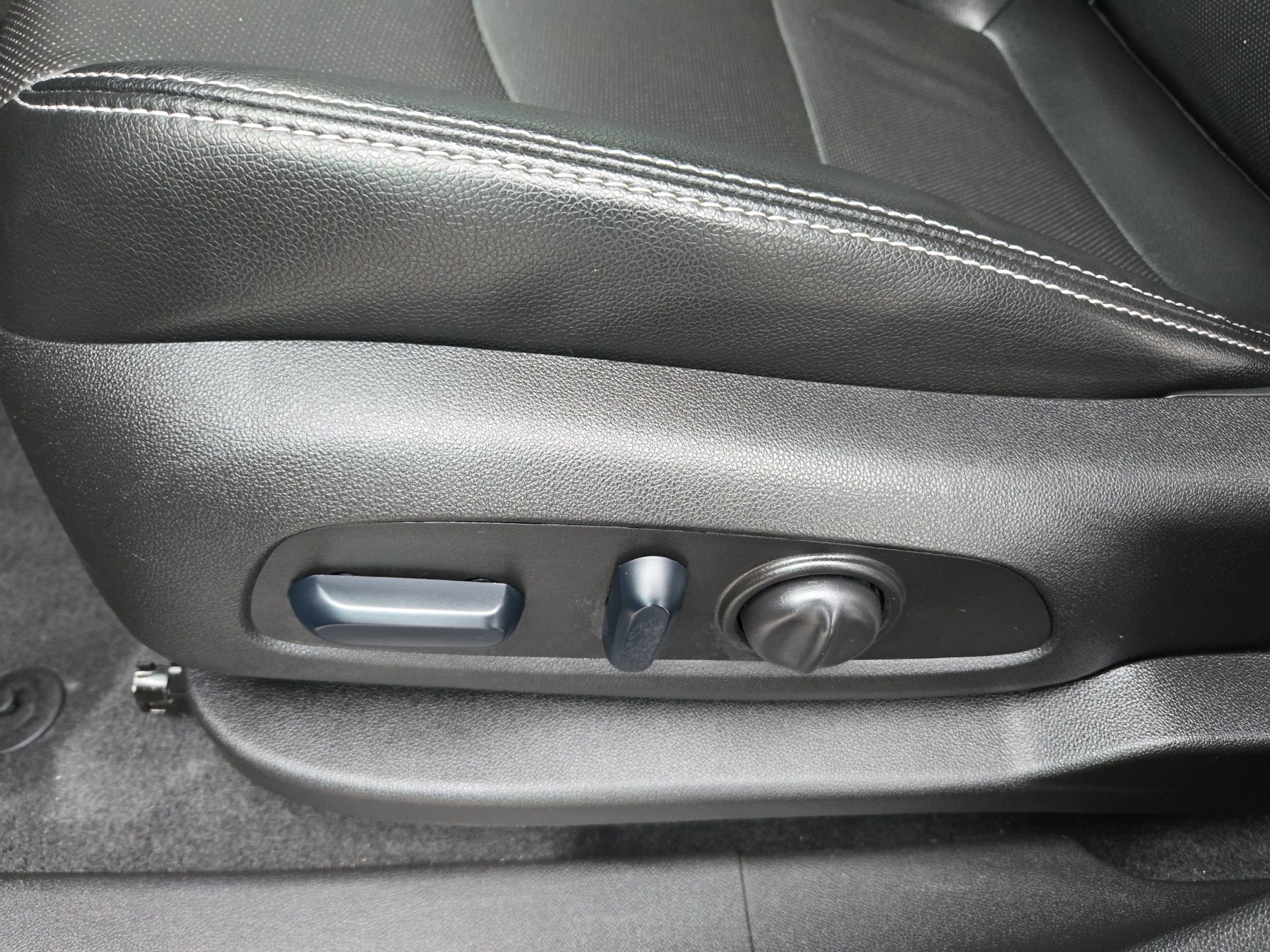 Used 2024 GMC Terrain SLT image 40