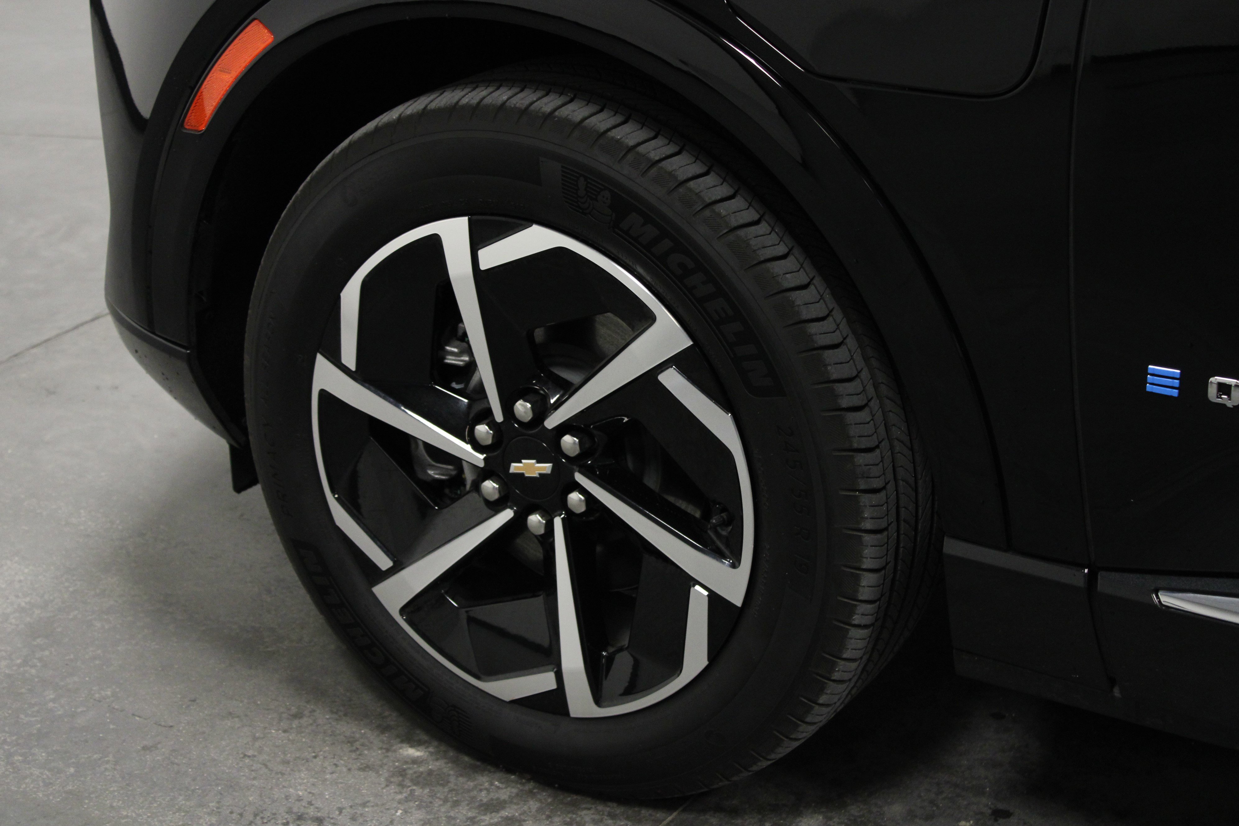 Used 2025 Chevrolet Equinox EV LT w/ Convenience Package image 10