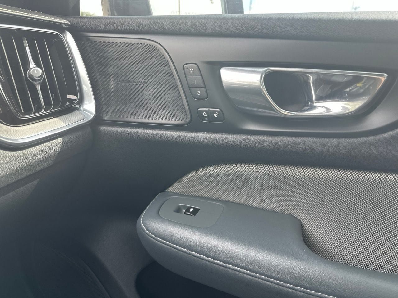 Used 2020 Volvo V60 T6 R-Design FWD image 40