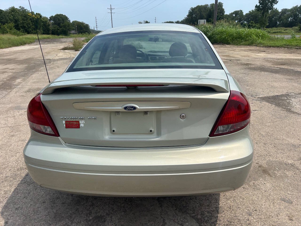Used 2005 Ford Taurus SE FWD image 8