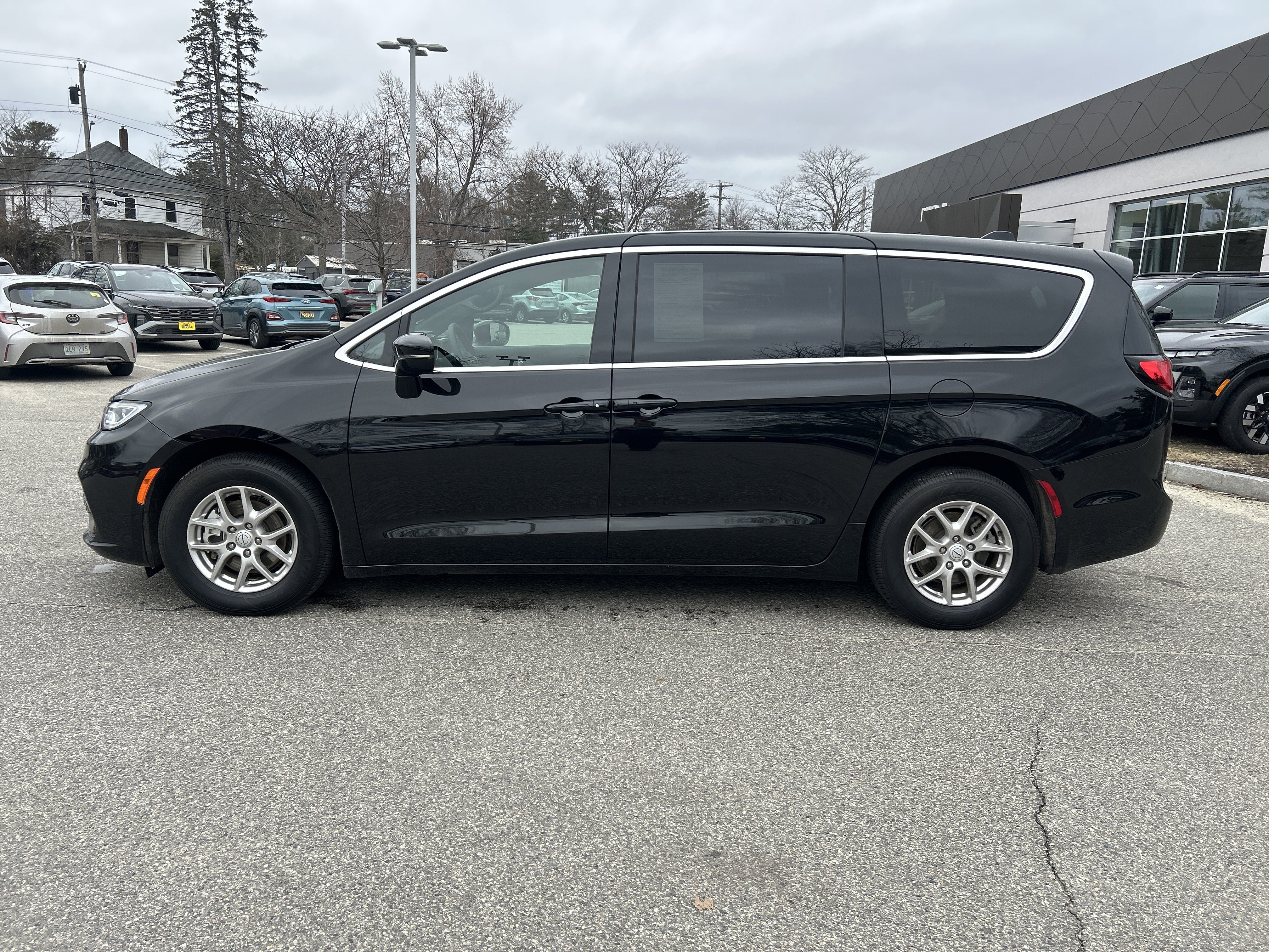 Used 2025 Chrysler Pacifica Select FWD image 8