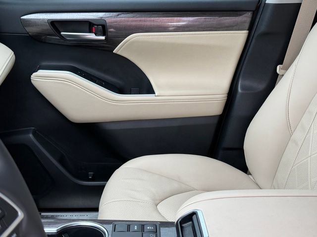 Used 2023 Toyota Highlander Platinum FWD image 12