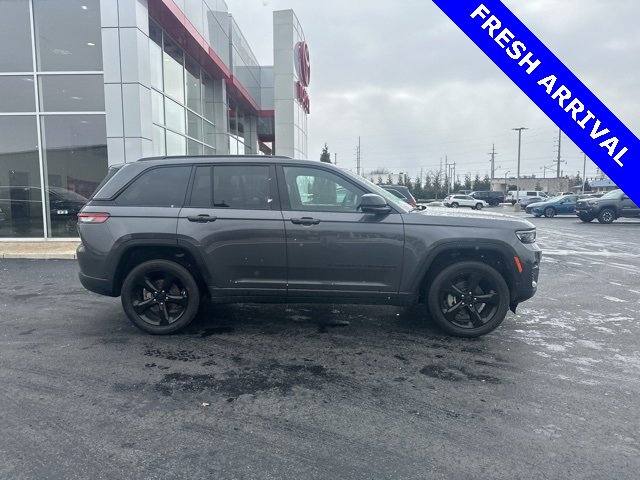 Used 2024 Jeep Grand Cherokee Altitude image 32