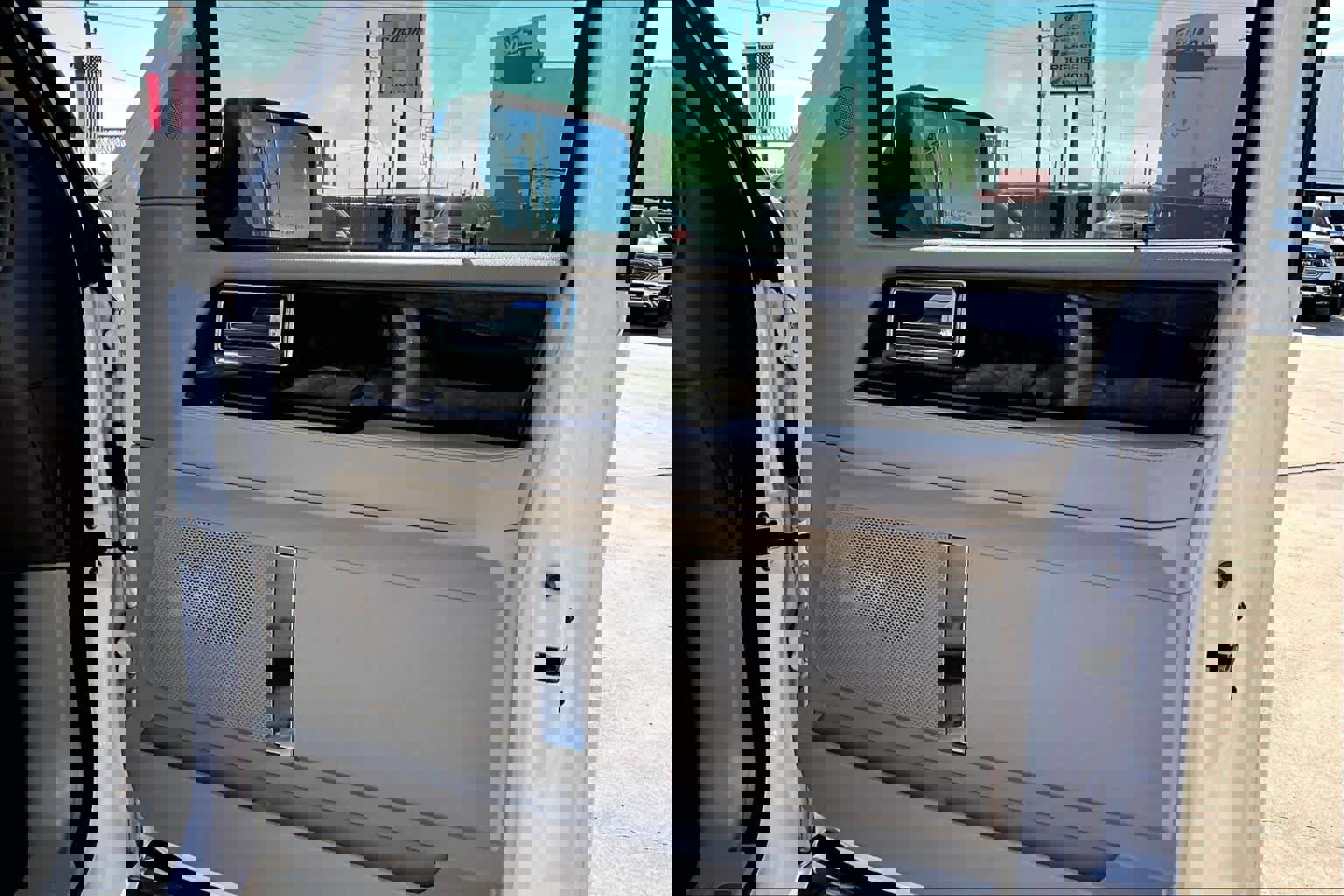 Used 2017 Lincoln Navigator Select image 22