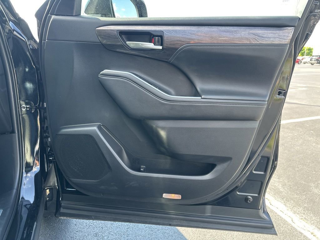 Certified 2025 Toyota Highlander Limited AWD/4WD image 9