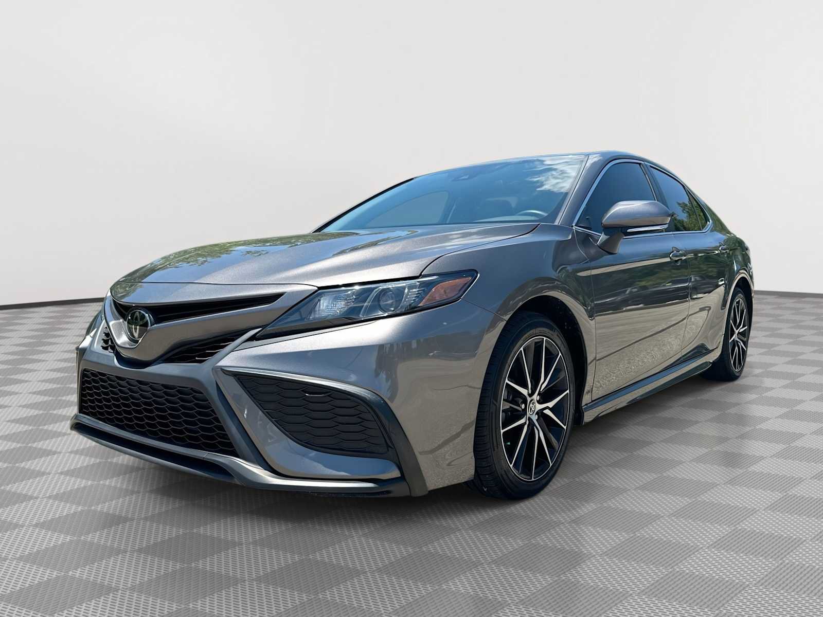 Used 2023 Toyota Camry SE FWD image 1