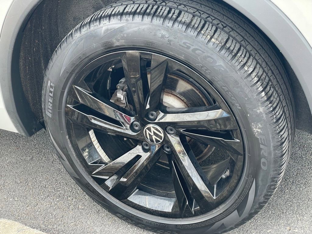 Used 2023 Volkswagen Tiguan SE R-Line image 30