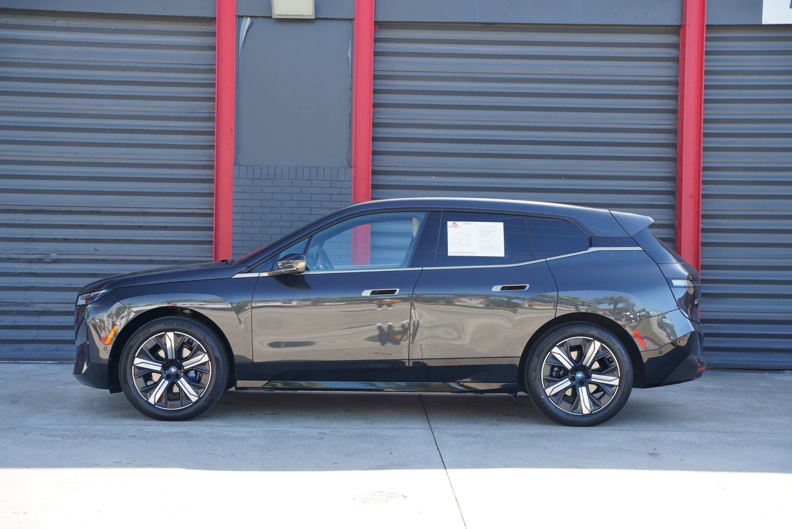 Used 2023 BMW iX xDrive50 w/ Sport Package image 8