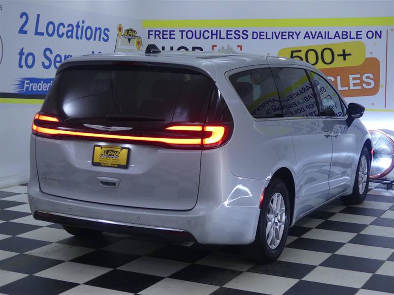 Used 2024 Chrysler Pacifica Touring-L FWD image 7