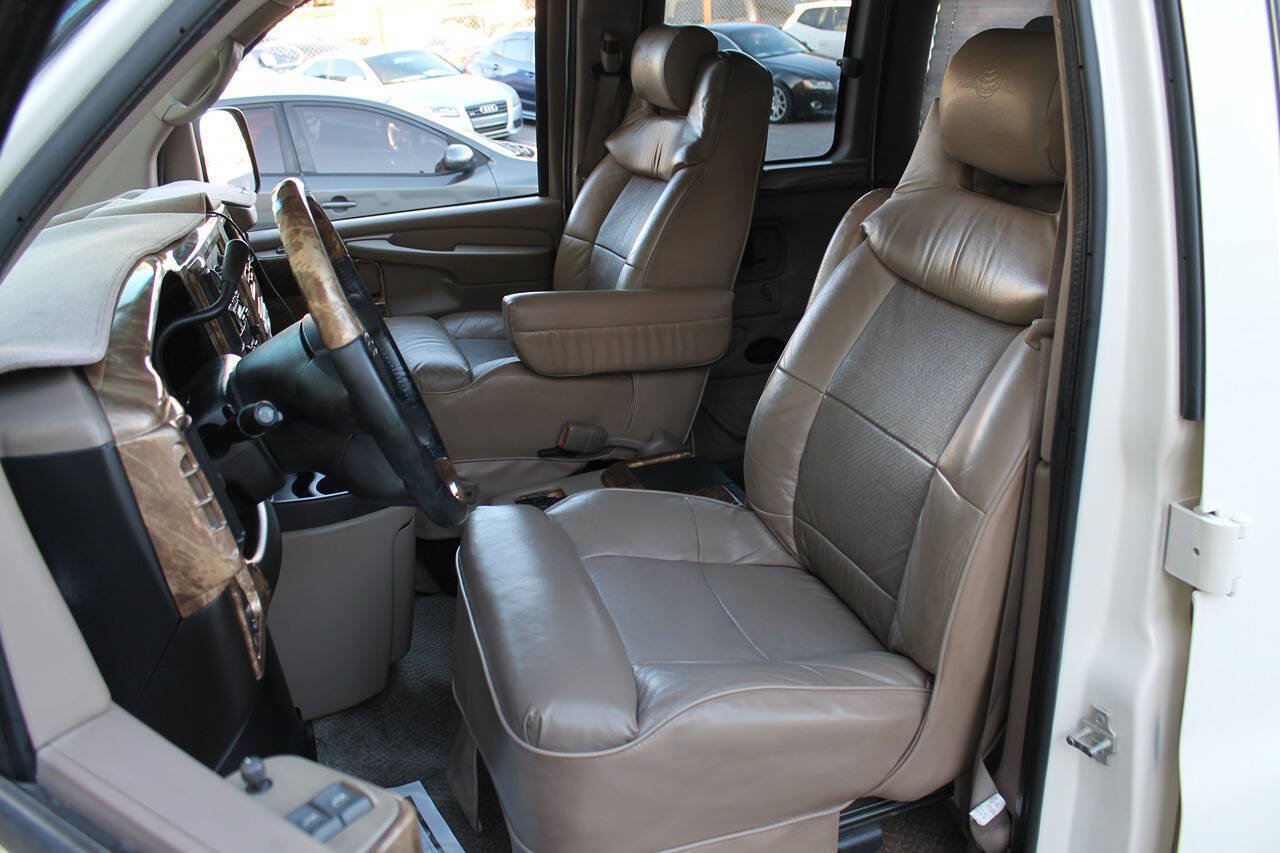 Used 2006 Chevrolet Express 1500 w/ Preferred Equipment Group RWD image 21