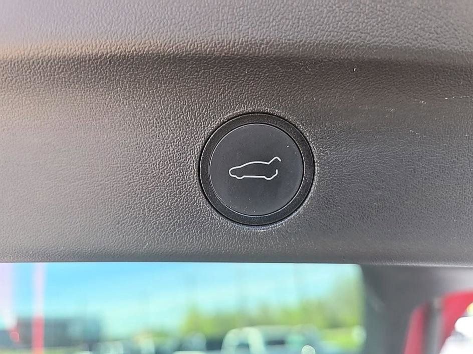 Used 2022 Tesla Model Y Long Range AWD/4WD image 24