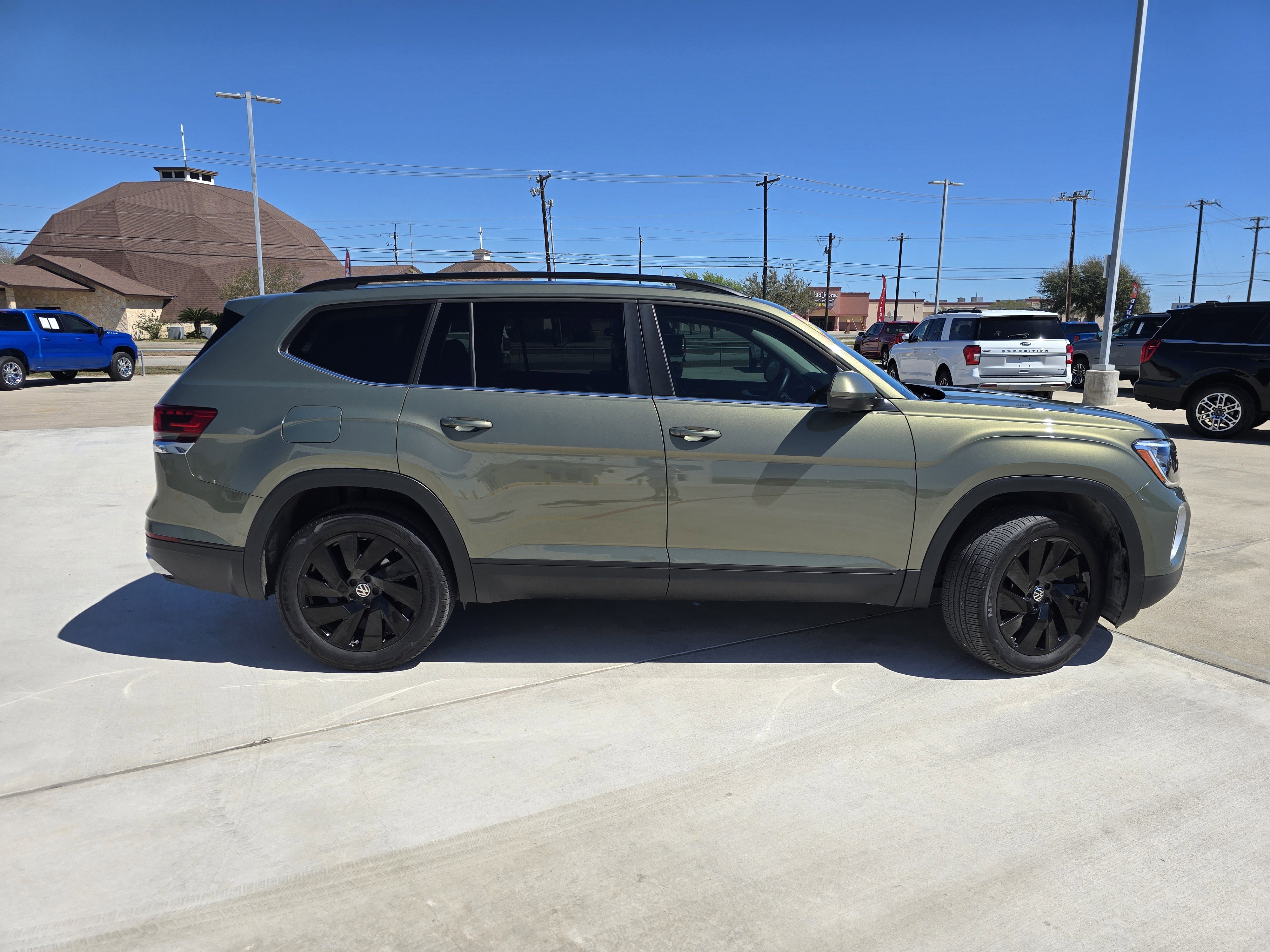Used 2025 Volkswagen Atlas SE image 2