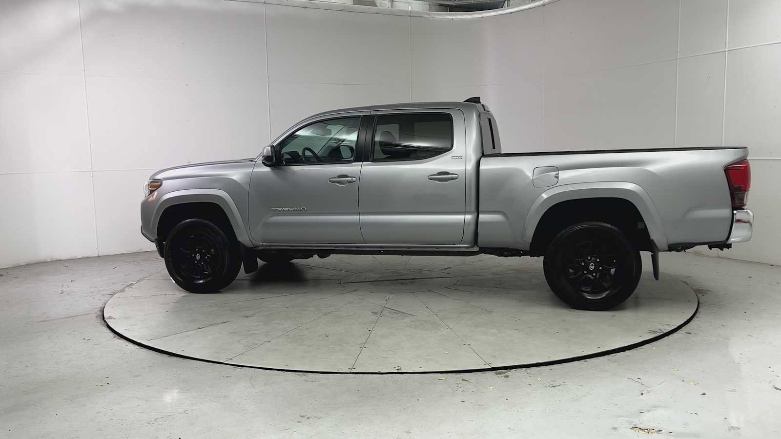 Used 2020 Toyota Tacoma SR5 AWD/4WD image 4