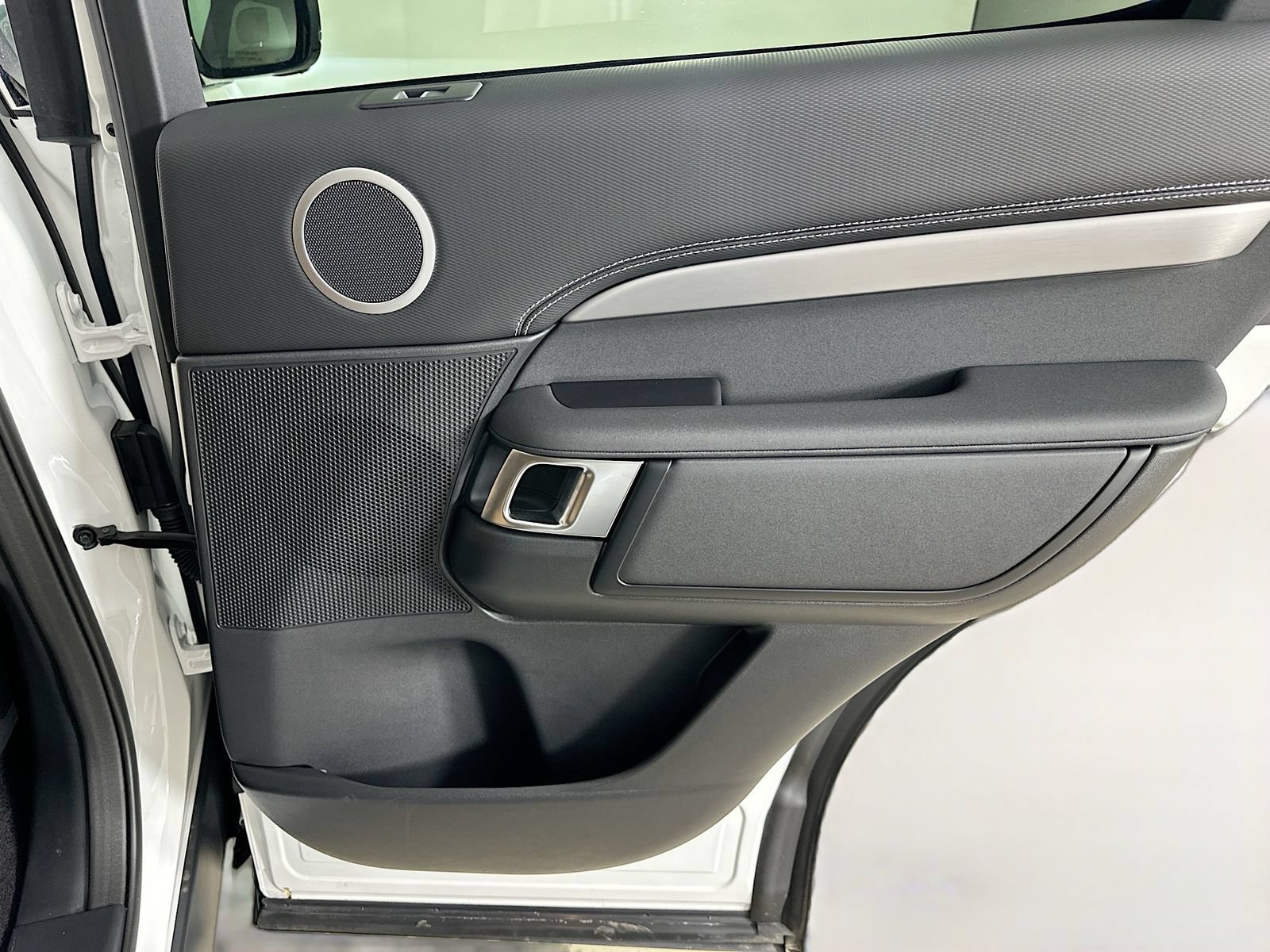 Used 2025 Land Rover Discovery Dynamic SE AWD/4WD image 42