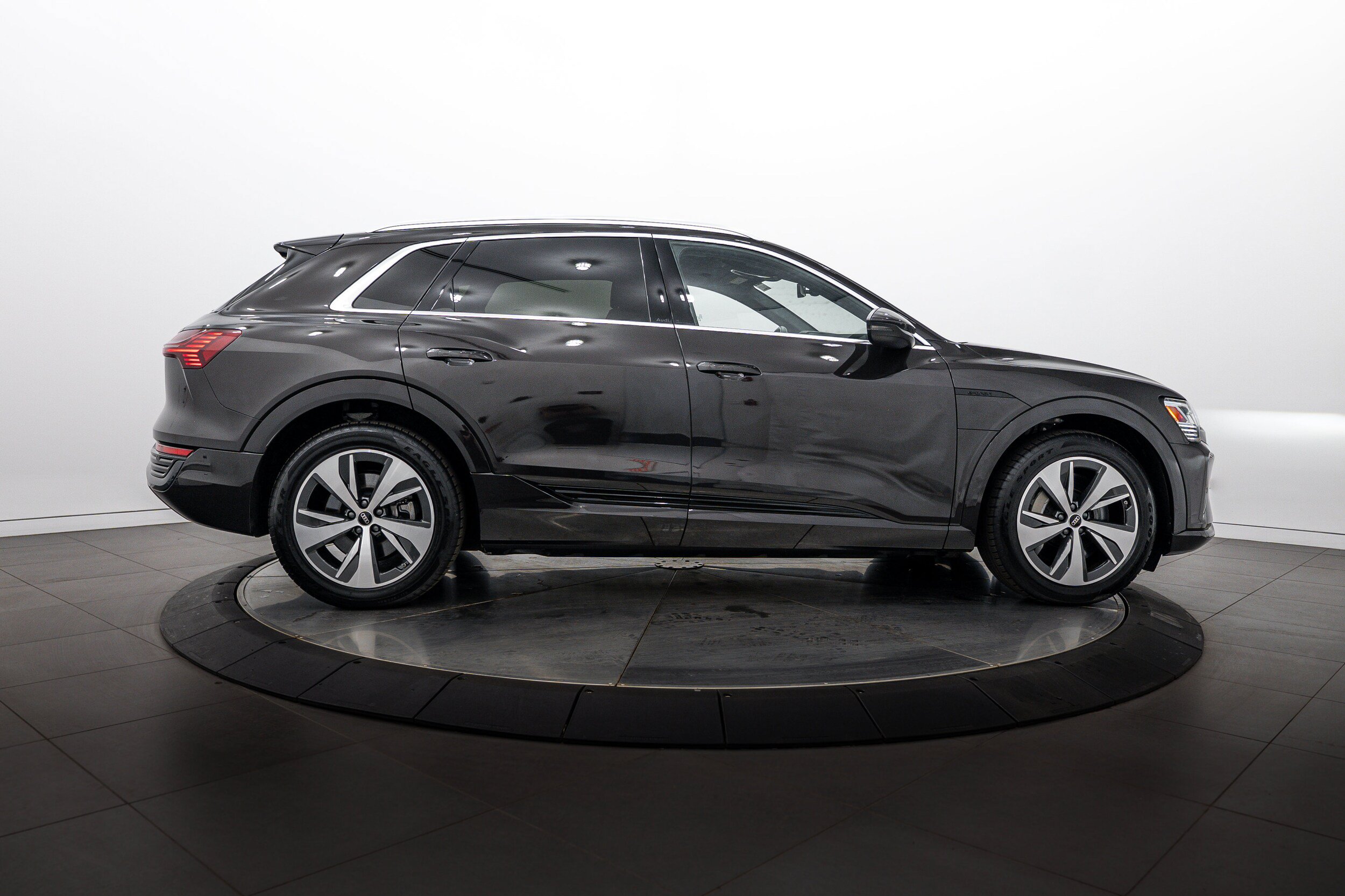 Certified 2024 Audi Q8 e-tron Premium AWD/4WD image 3