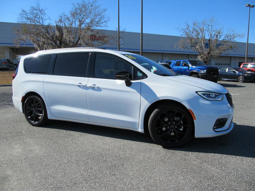 Used 2025 Chrysler Pacifica Limited image 2