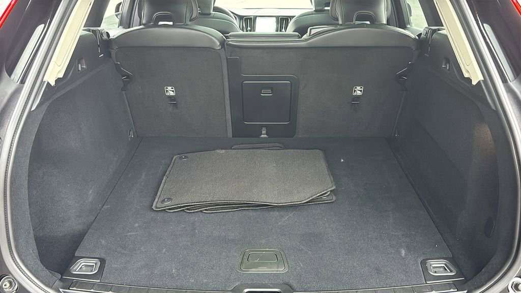 Used 2025 Volvo XC60 B5 Core AWD/4WD image 30