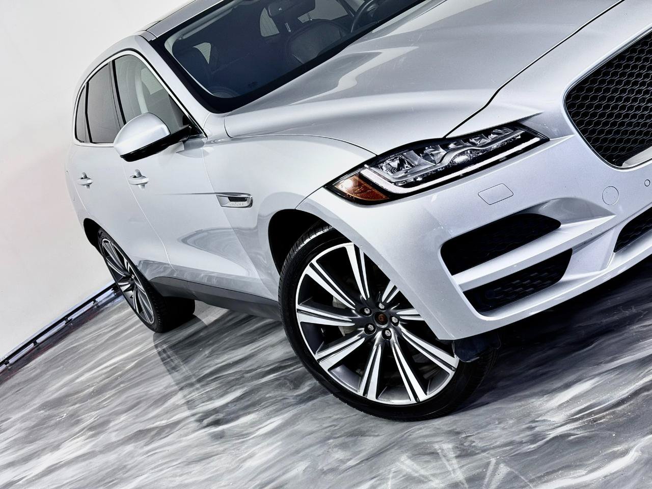 Used 2017 Jaguar F-PACE Prestige AWD/4WD image 4