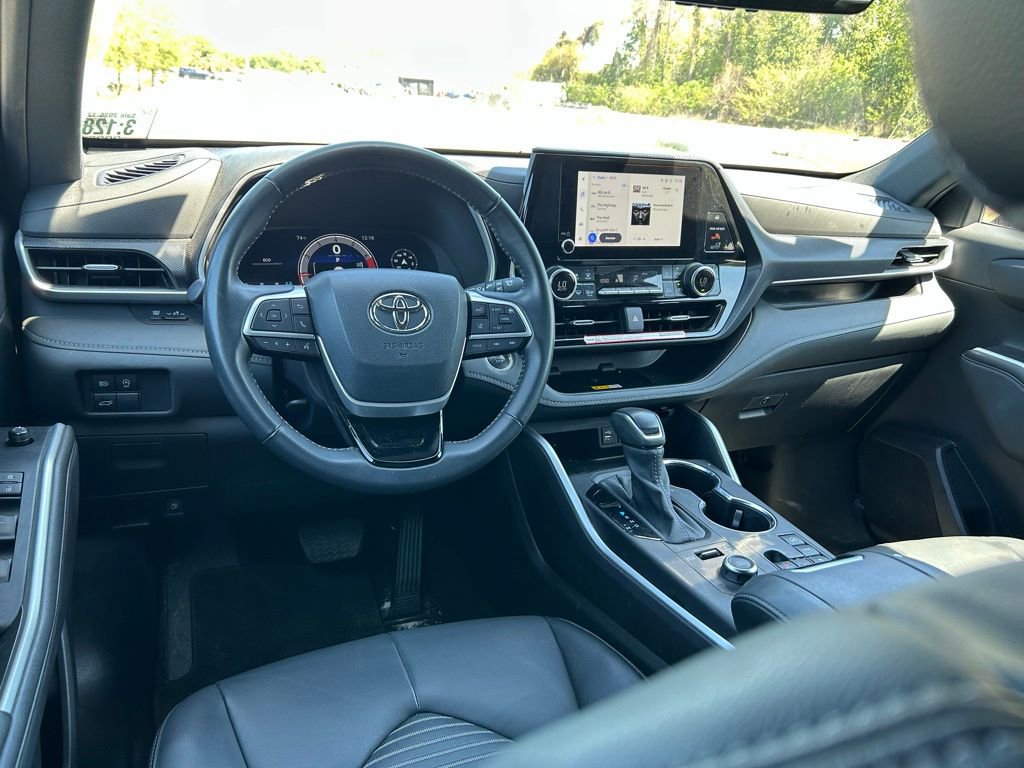 Used 2025 Toyota Highlander XSE image 12