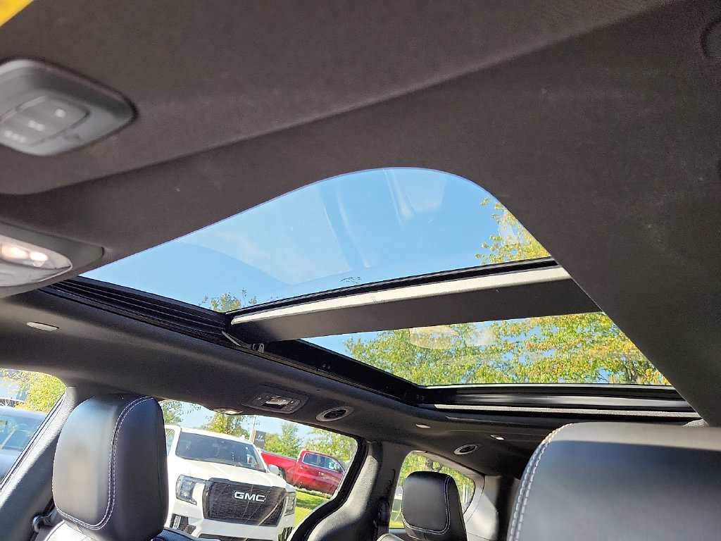 Used 2024 Chrysler Pacifica Premium FWD image 15