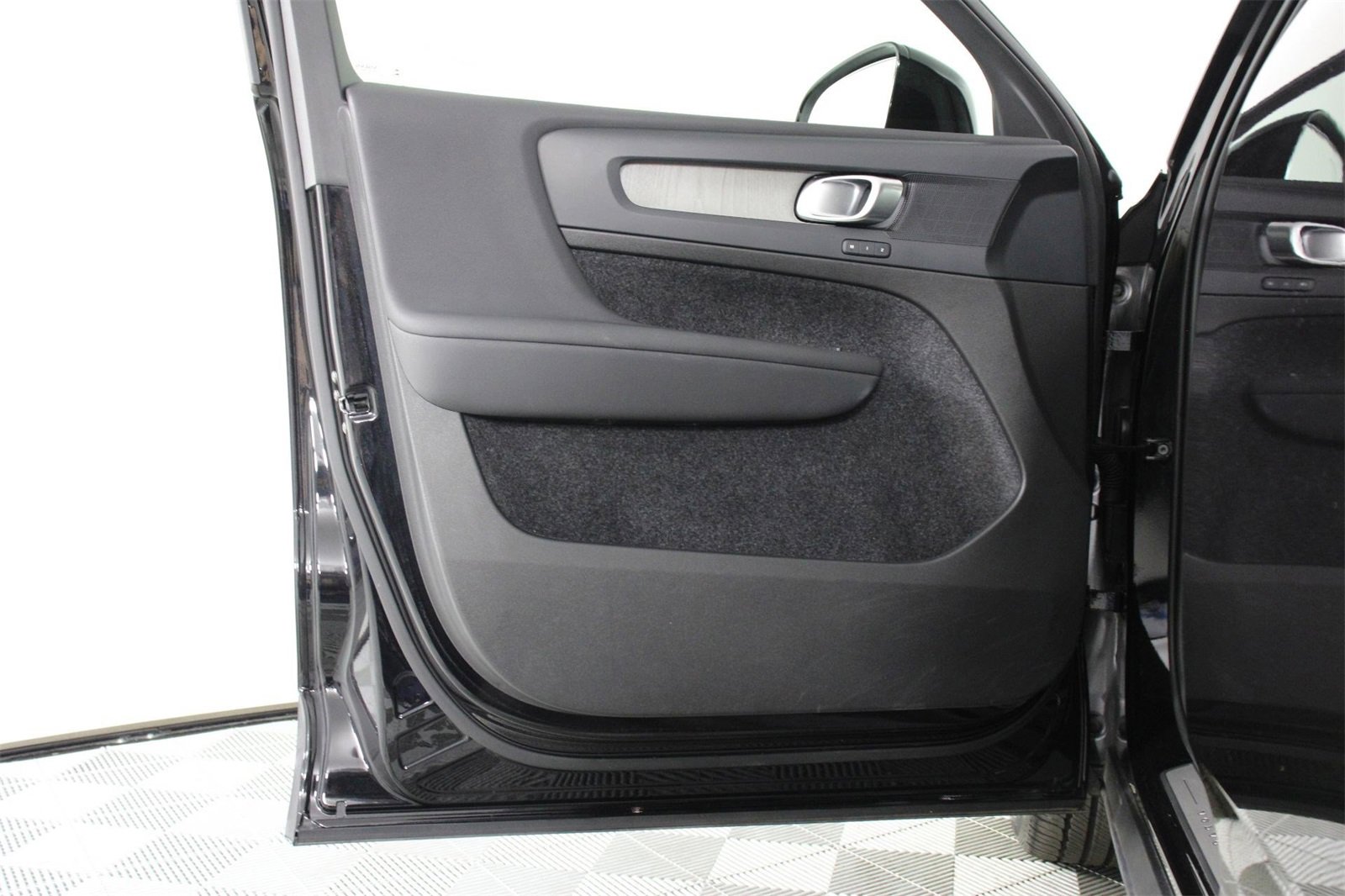 Certified 2025 Volvo XC40 B5 Core image 17