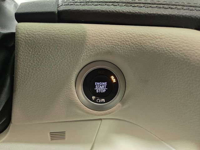 Used 2019 Chrysler Pacifica Limited w/ Tire & Wheel Group FWD image 25