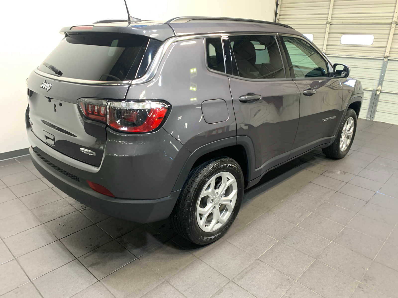 Used 2024 Jeep Compass Latitude image 3