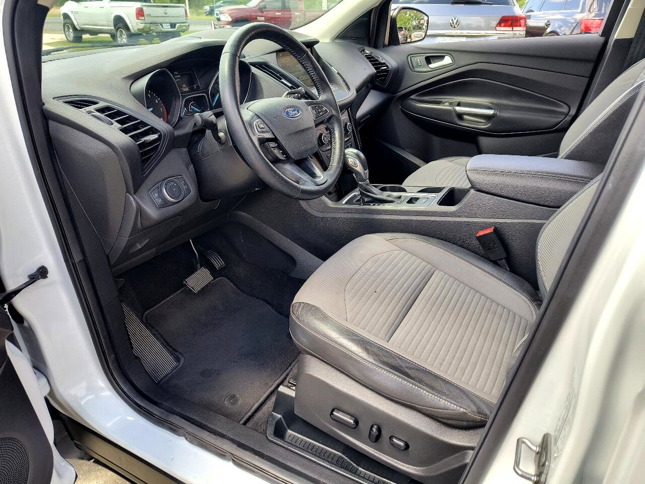 Used 2019 Ford Escape SE image 2