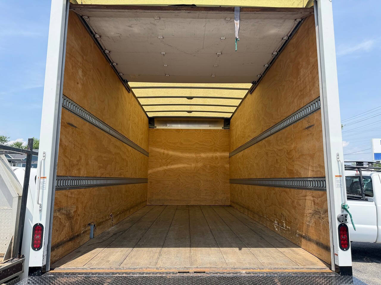 Used 2021 Isuzu NPR RWD image 7