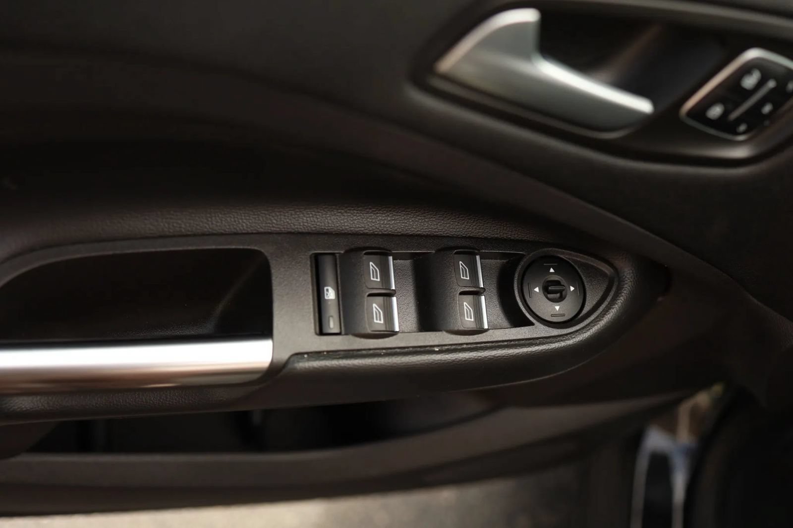 Used 2018 Ford Escape Titanium w/ Ford Safe & Smart Package FWD image 11