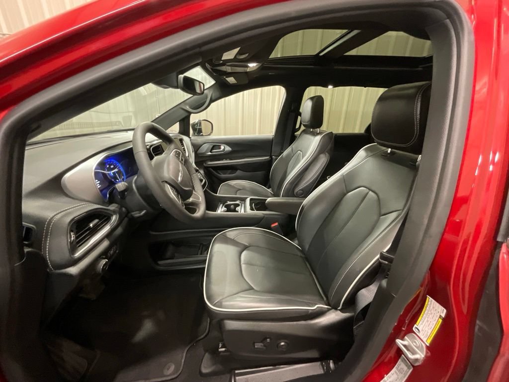 Used 2026 Chrysler Pacifica Limited FWD image 9