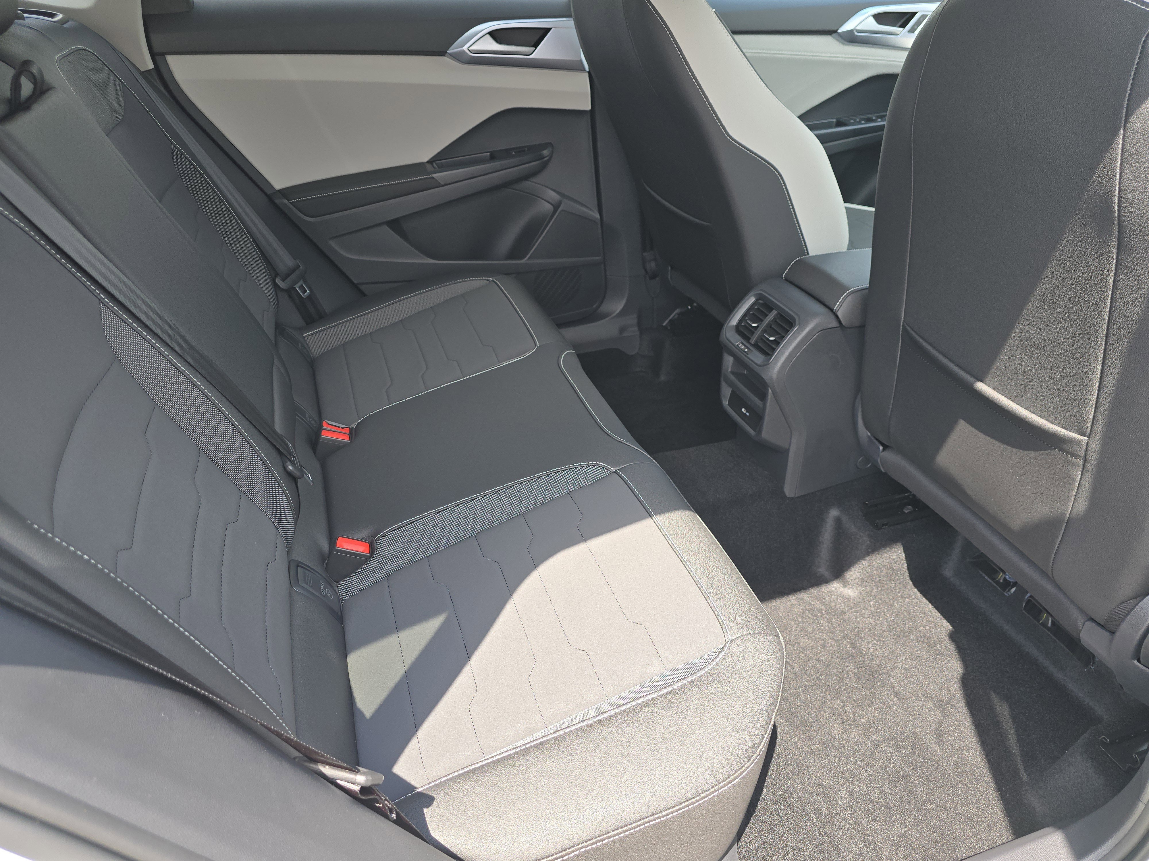 New 2025 Volkswagen Taos SE image 15