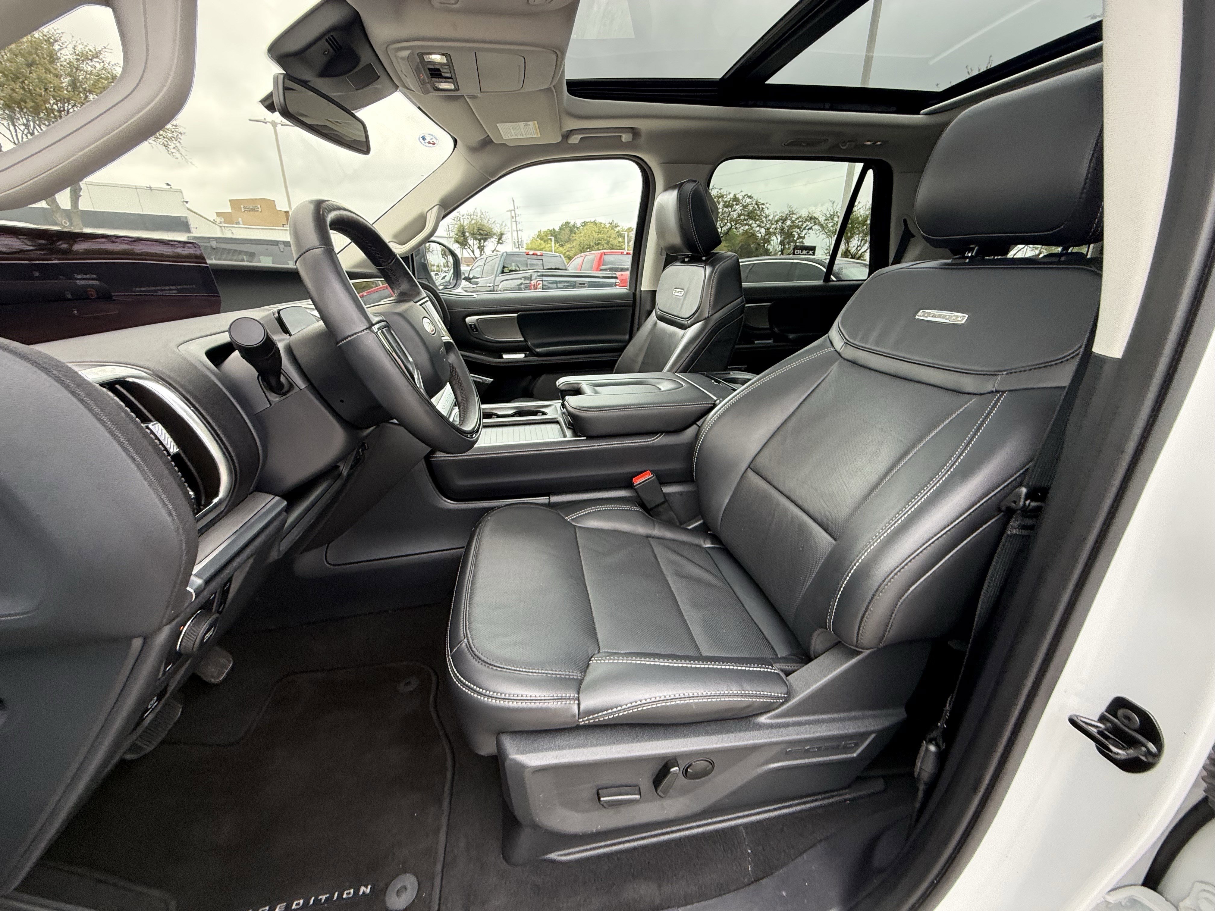 Used 2025 Ford Expedition Platinum image 30
