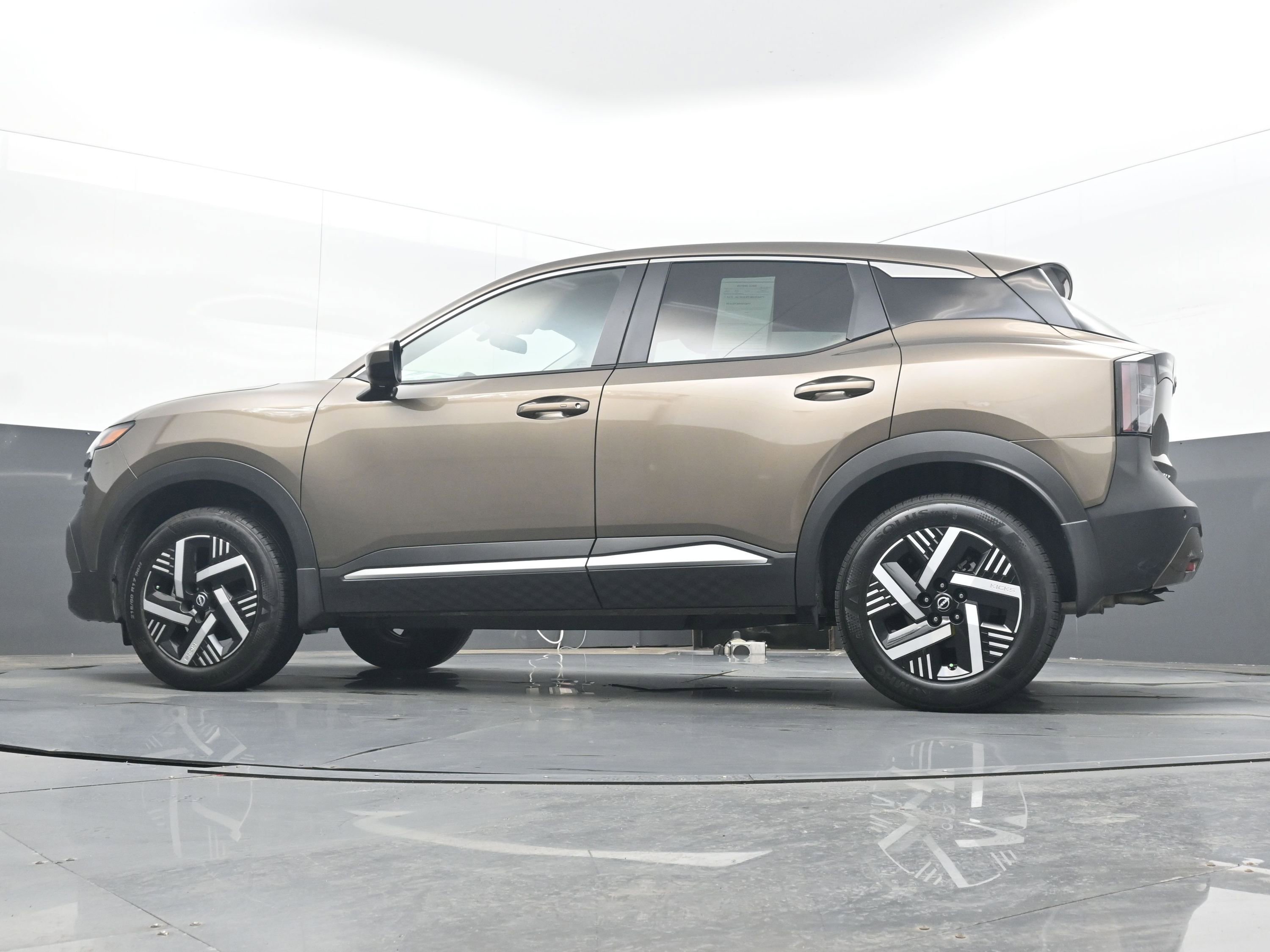 Certified 2025 Nissan Kicks SV image 15