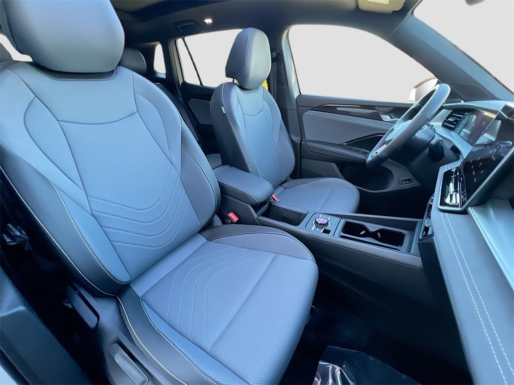 Used 2025 Volkswagen Tiguan SE R-Line image 28