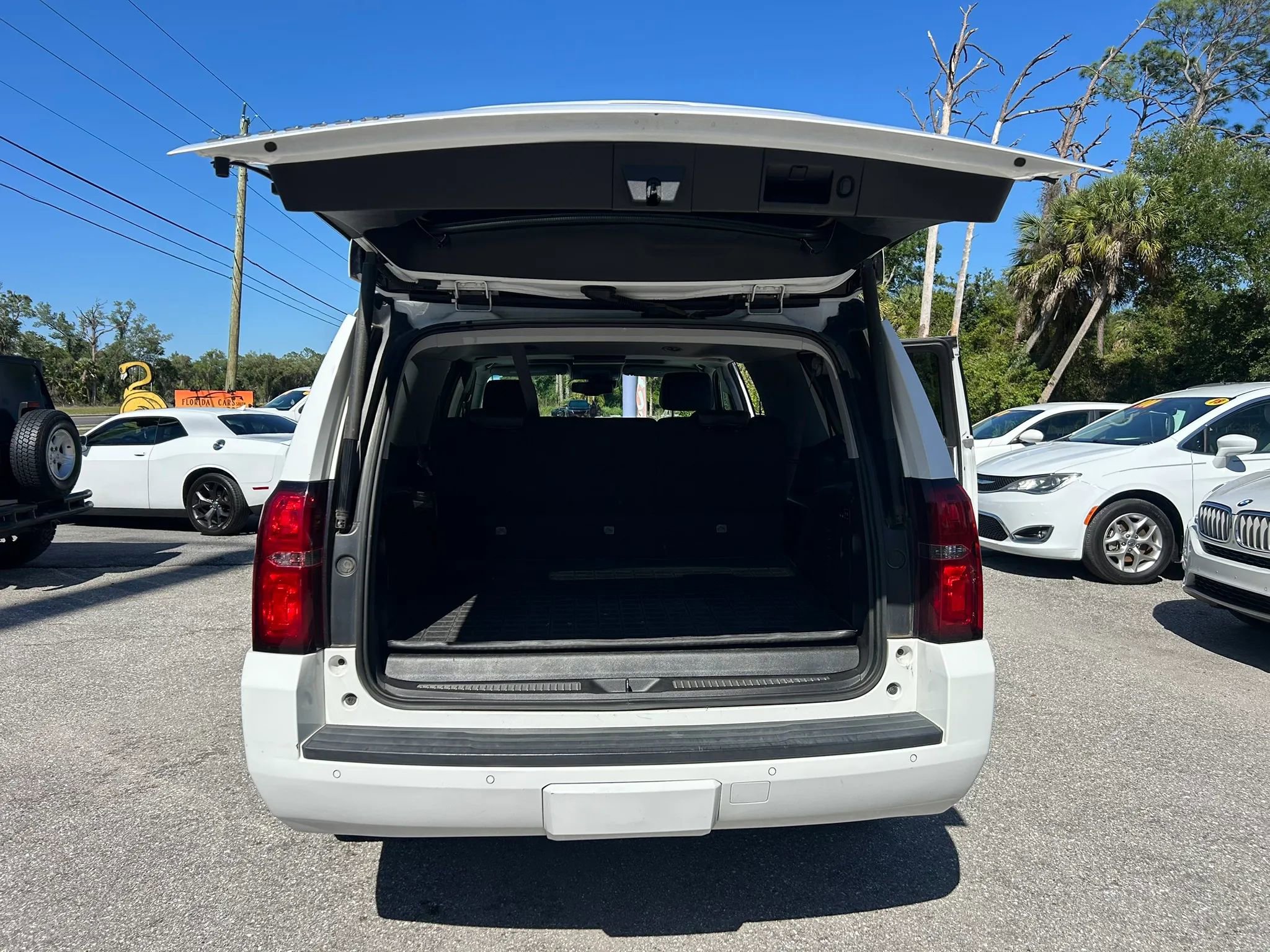 Used 2017 Chevrolet Suburban LT RWD image 18