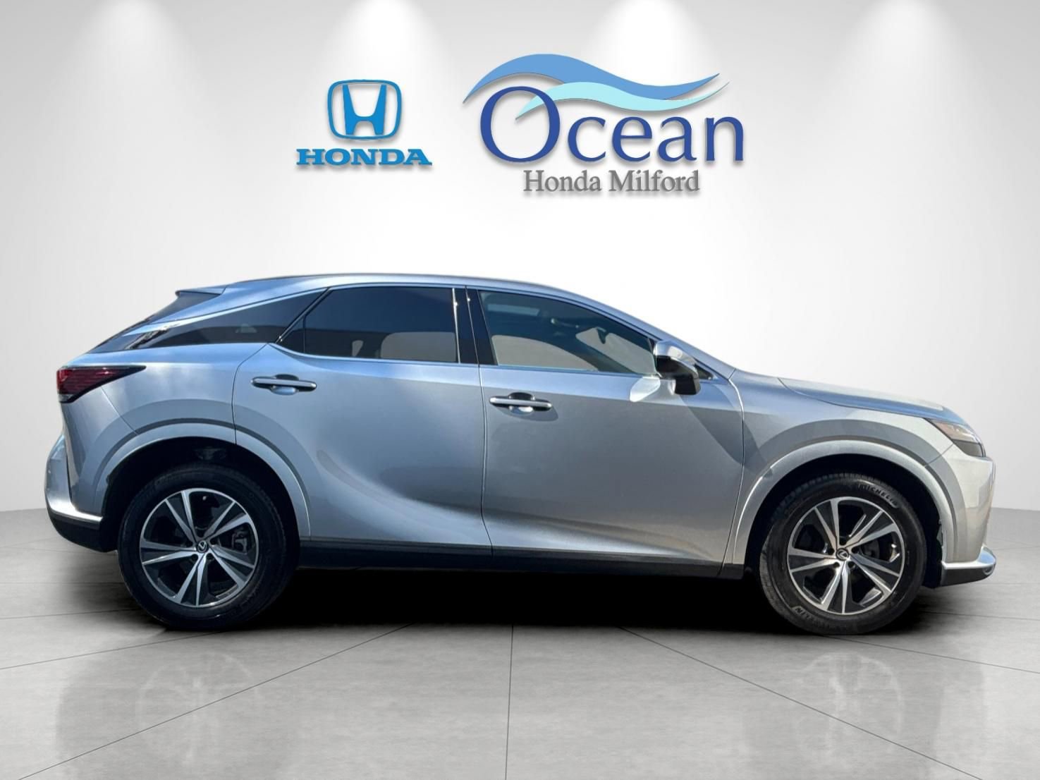 Used 2023 Lexus RX 350 Premium w/ Accessory Package AWD/4WD image 2